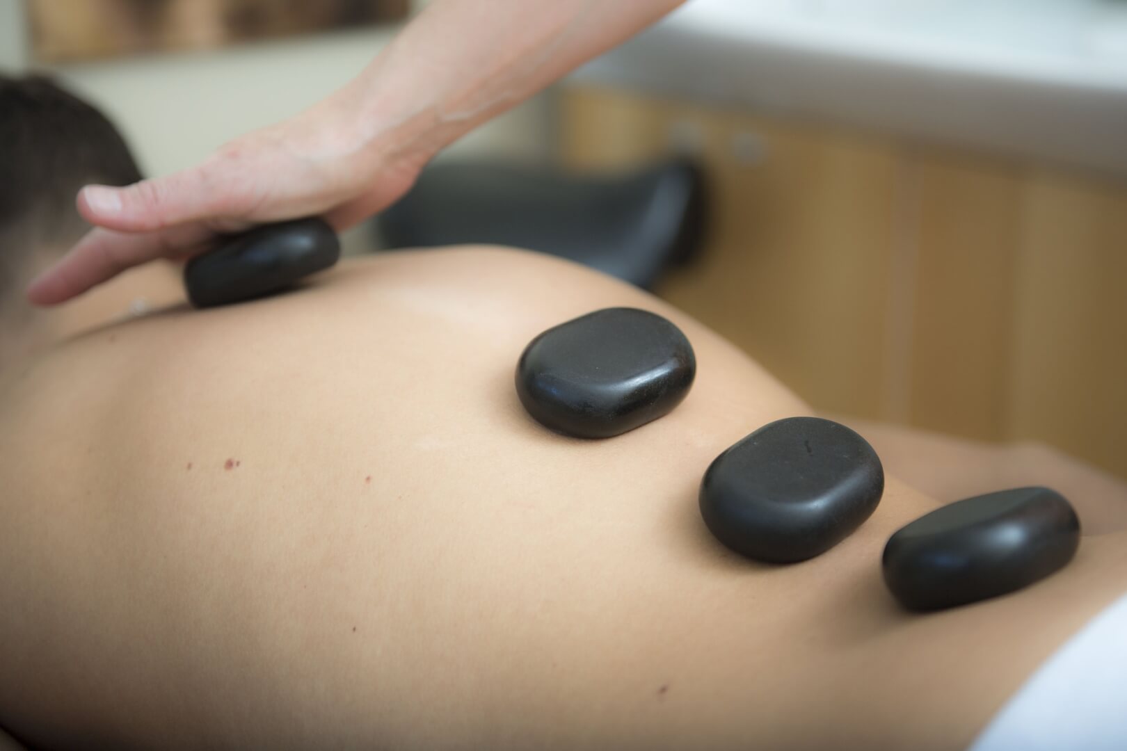 kompensation Officer Grader celsius Everything You Need to Know About Hot Stone Massage Therapy - LiveWell  Health and Physiotherapy